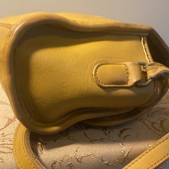 Coach Vintage Emmie. Gorgeous golden yellow color. - Picture 5 of 9